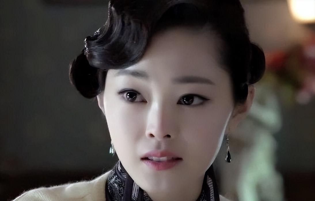 宋轶毕业于北京电影学院,她在李少红版《红楼梦》中出演香菱一角正式