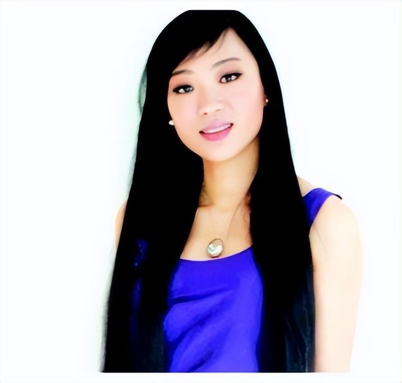 然而,这血不是她的,而是丈夫何嘉文的.