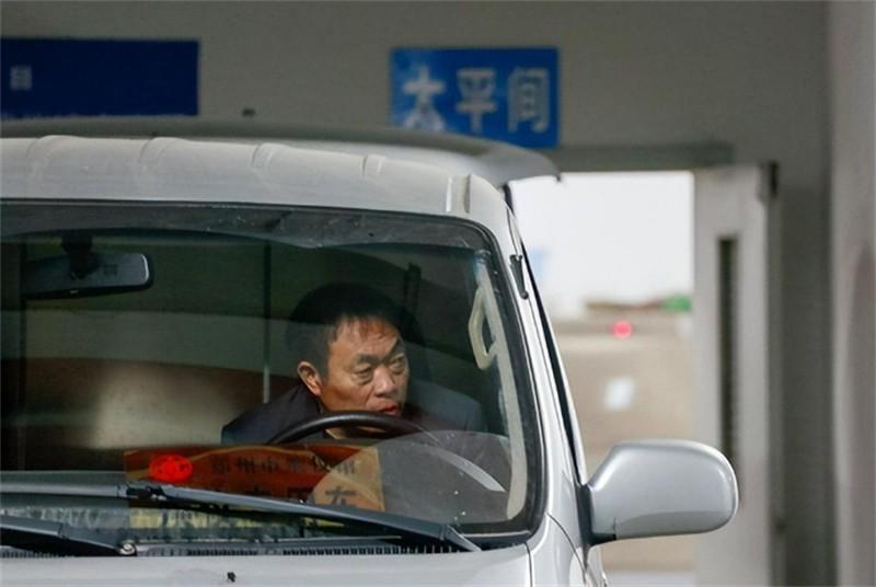 纪实灵车司机见人从不主动问好被亲友拉黑开车忌讳踩刹车