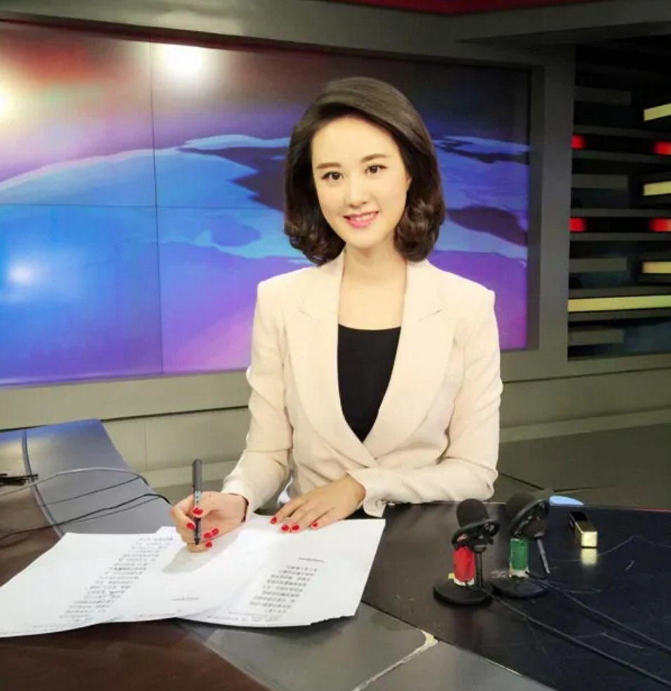 回顾央视主持人秦方模特冠军播音19年41岁仍单身