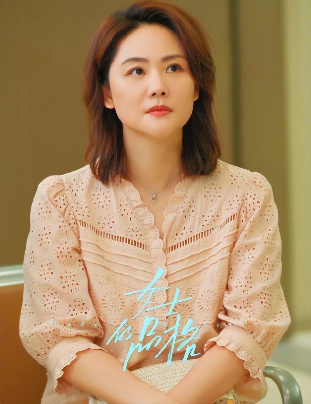 小鸽子(胡雅斯饰)戏班子里的小孩,因台上杂耍失手摔碎了头顶的碗遭毒