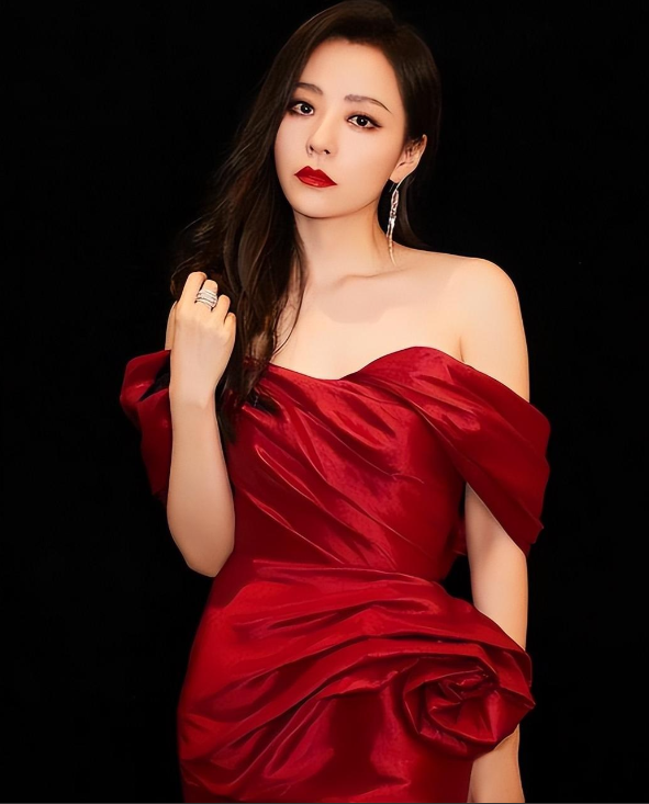 张靓颖被骗财骗色15年为其打乳钉最后支付了6个亿的分手费