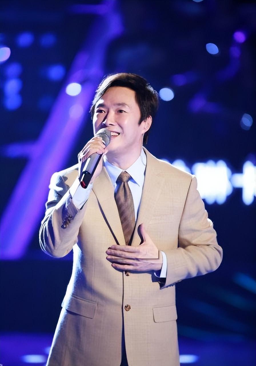 回顾费玉清曾为初恋终生未娶最后与56岁闺蜜相伴终生