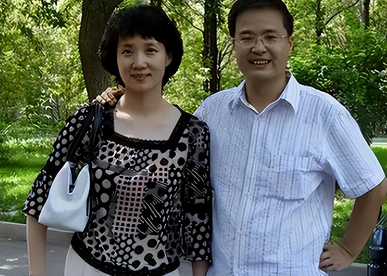 央视主播李修平3次高考均落榜主持26年0失误无儿无女也幸福