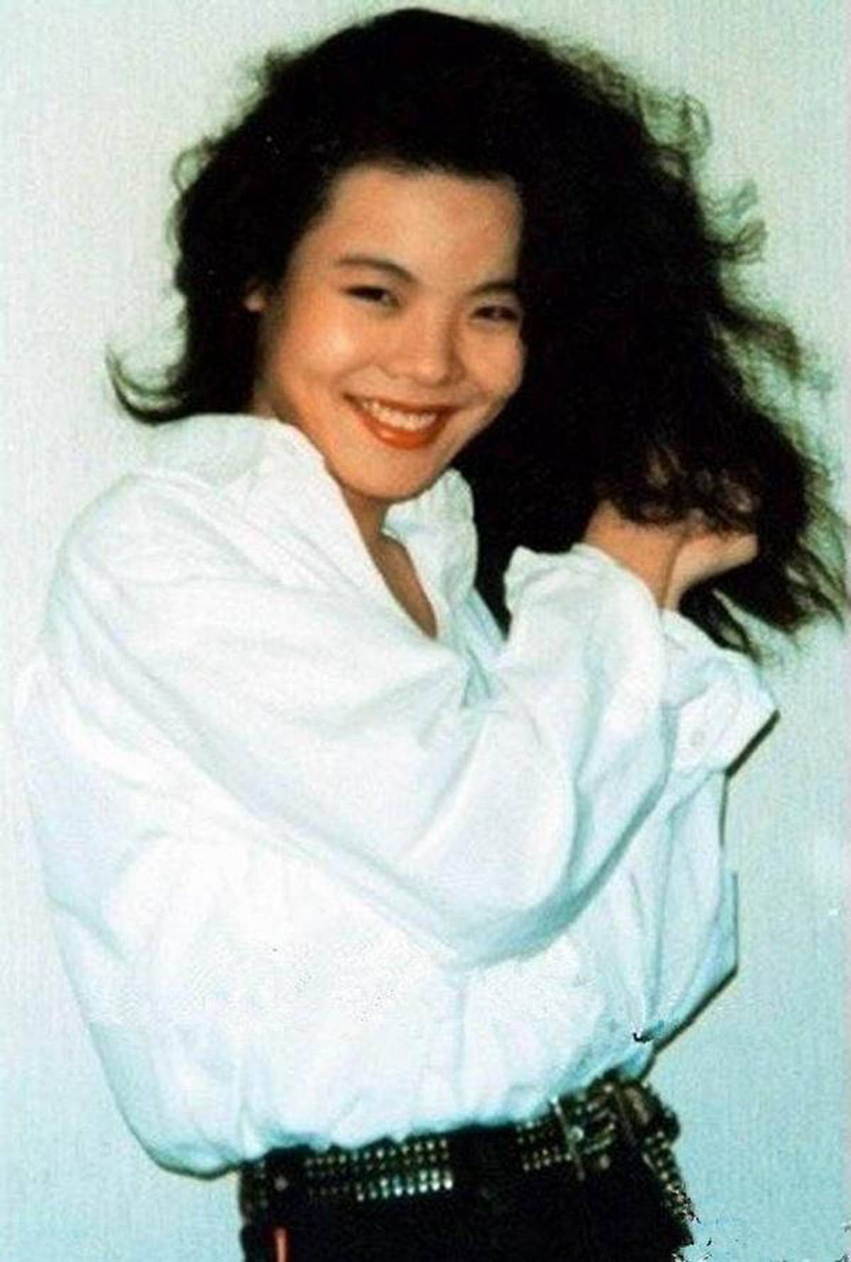 歌手谢津唱红说唱脸谱曾与那英毛阿敏齐名27岁坠楼身亡