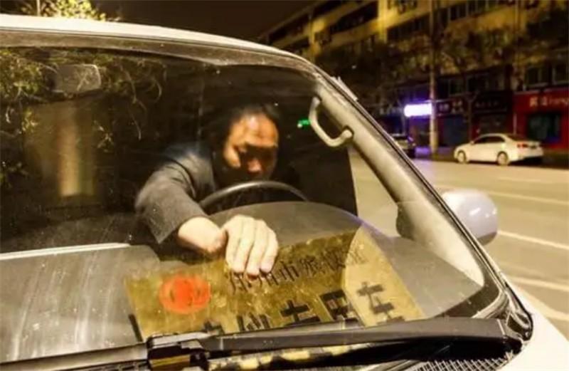 纪实灵车司机见人从不主动问好被亲友拉黑开车忌讳踩刹车