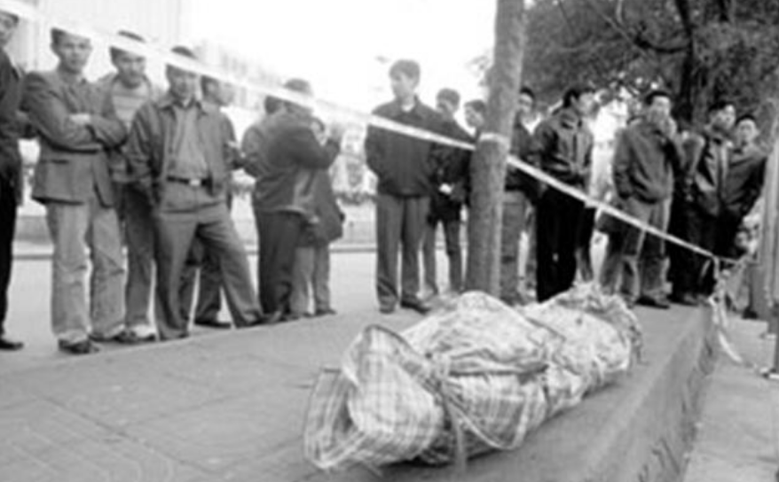 回顾李绍为千里背老乡尸首回家只为落叶归根却遭亲人仇视