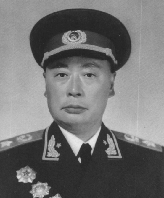 1947年张灵甫将地主还乡团照片扔到地上大骂翁鲜豪真是书呆子