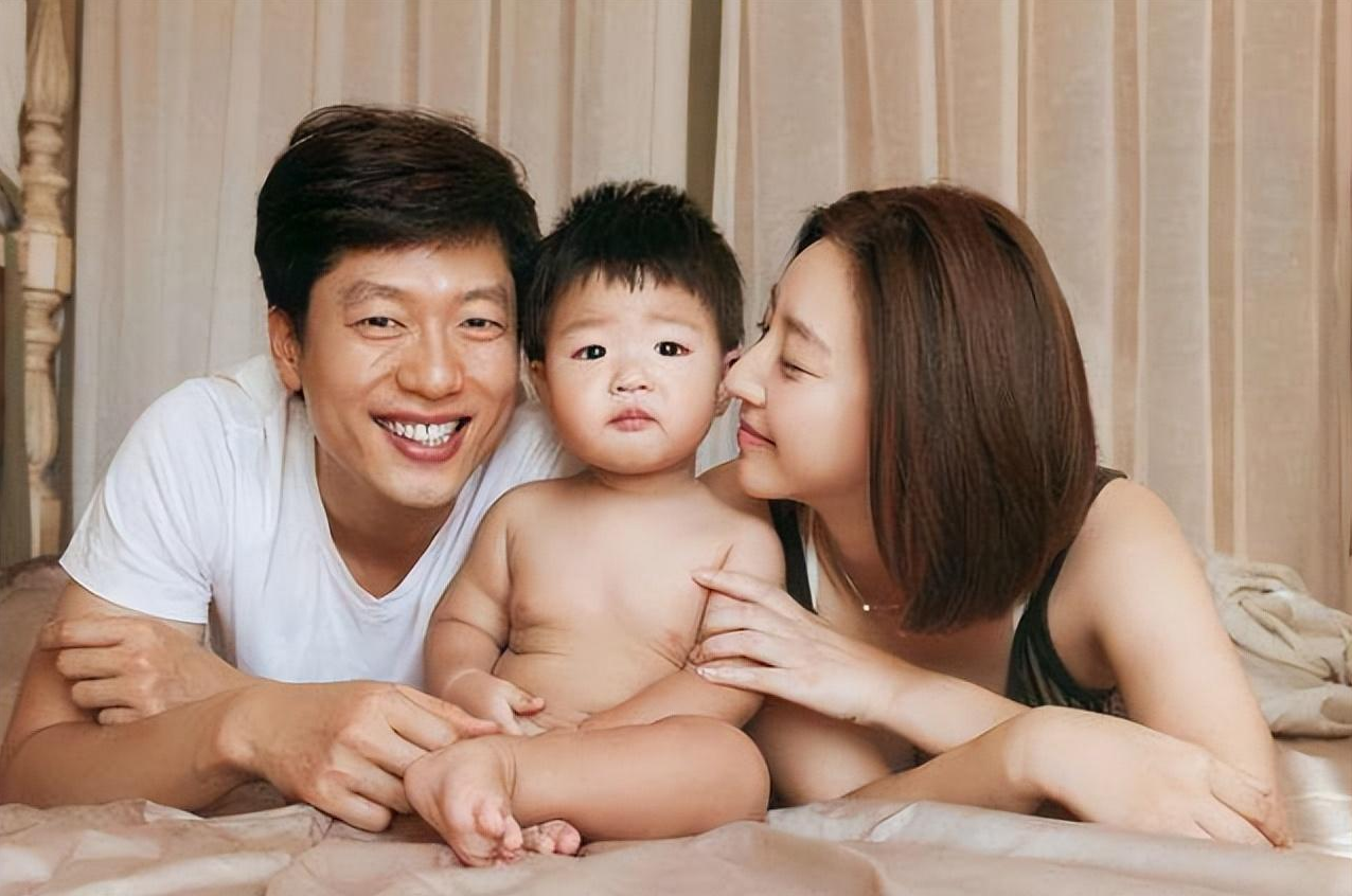 回顾唐一菲和凌潇肃结婚6年生下一儿一女她过得幸福吗