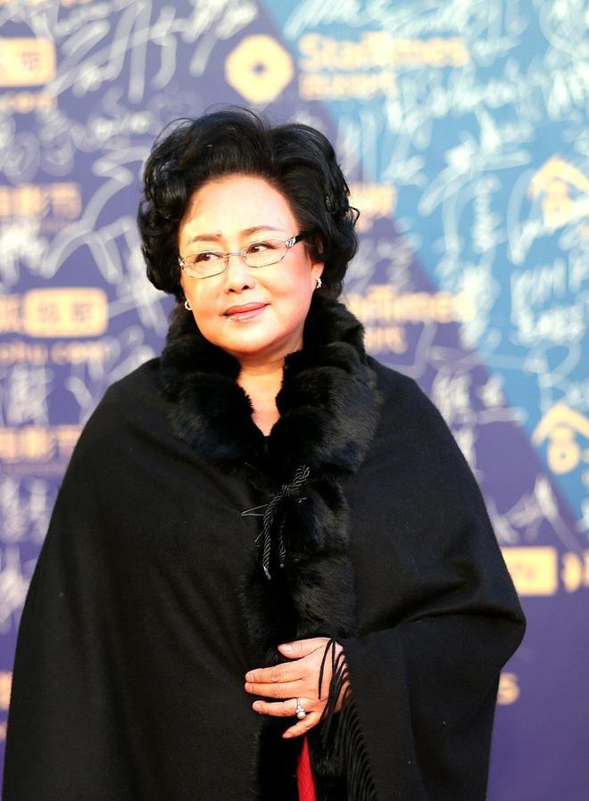 回顾斯琴高娃74岁垂垂老矣瑞士老公已去世现依旧在国内拍戏