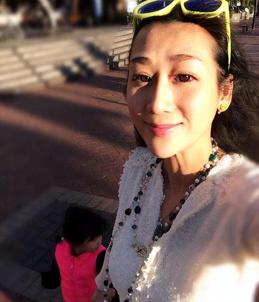 回顾蒋丽莎曾5年4胎从不坐月子现38岁的她比54岁的丈夫还老