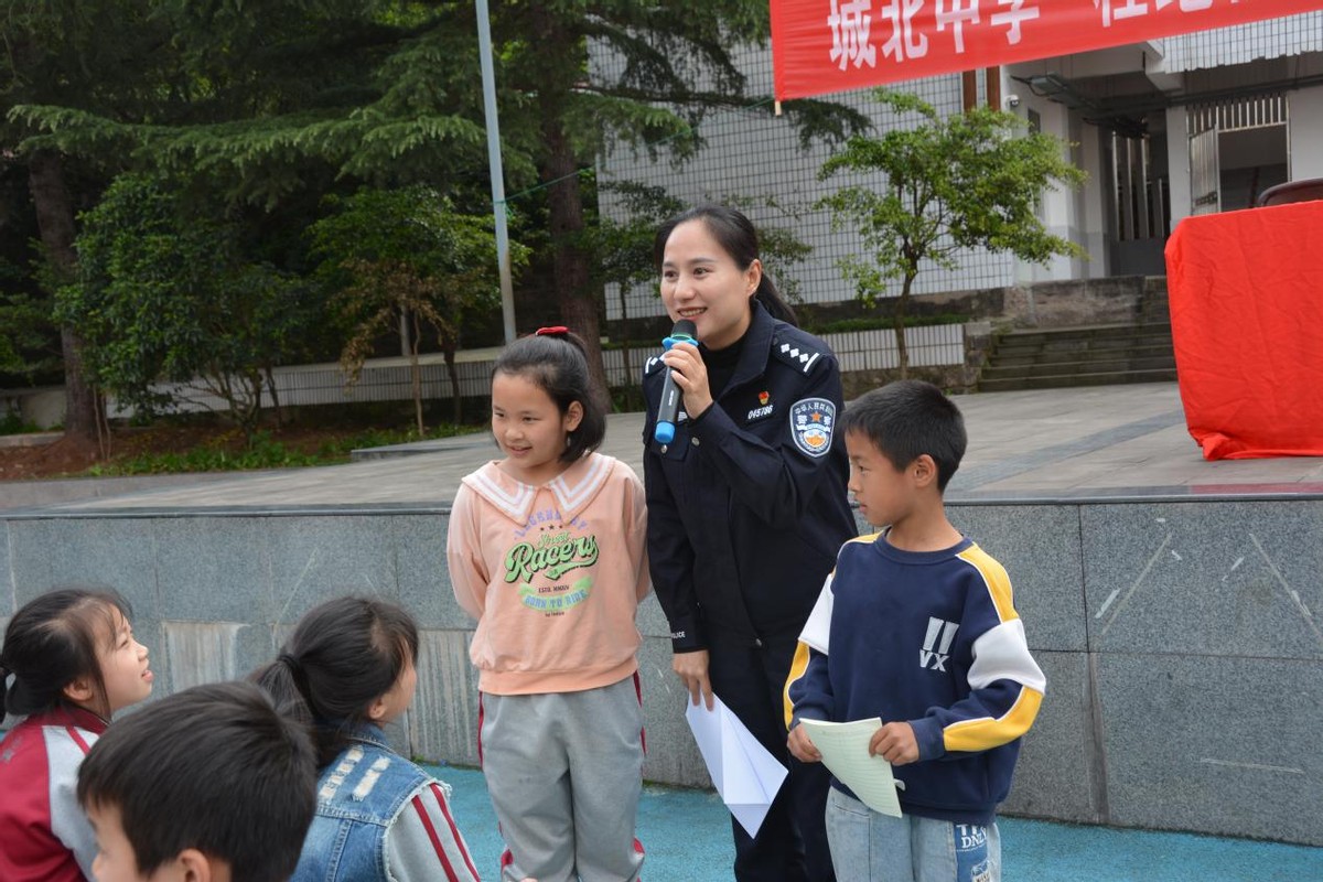 2024年4月10日下午,城北中学特邀学校法治副校长蒋勇刚警官,县公安局
