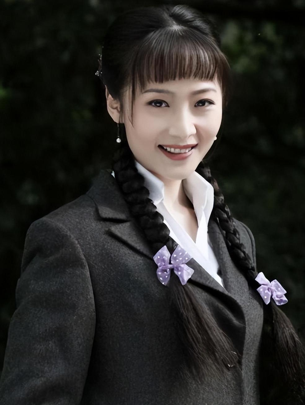 回顾:演员曲栅栅嫁给落魄黄海波,任劳任怨养夫九年如今苦尽甘来