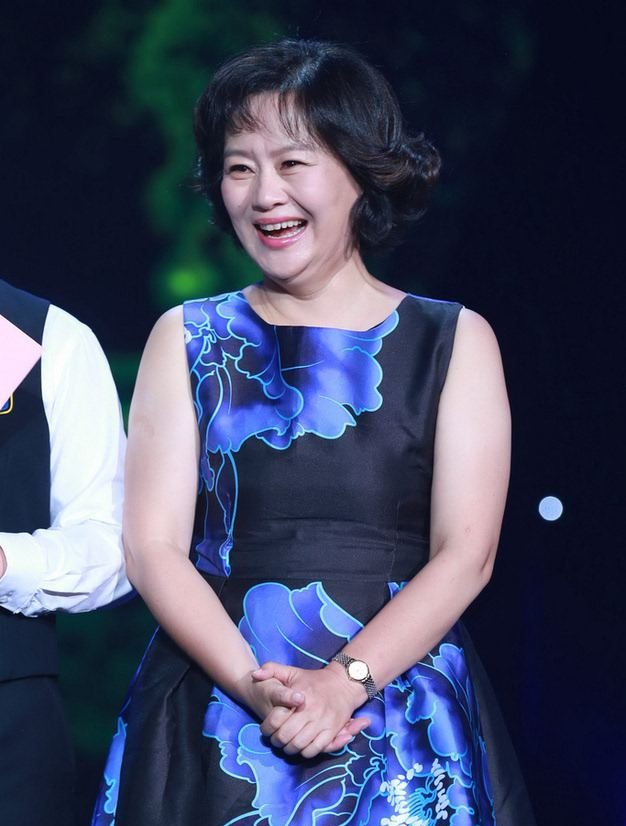 央视主持人鞠萍离异后44岁带儿子再嫁有苦有甜一切都值得