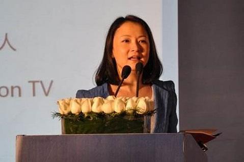 回顾东方卫视袁鸣53岁的她明显有些发福了昔日的女神感全无