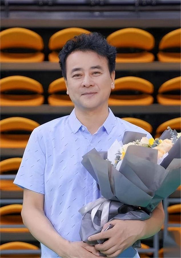 回顾演员罗钢娶小23岁郝蕾陪娇妻战胜遗传病48岁老来得子