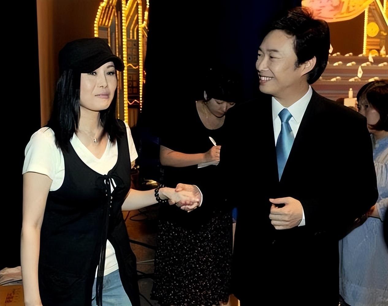 江蕙与费玉清同属上个世纪红极一时的歌手,两人从年轻时期就已相识,一