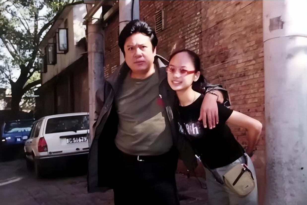 回顾演员张潮二婚娶小20岁娇妻62岁老来得女大女儿是他的骄傲