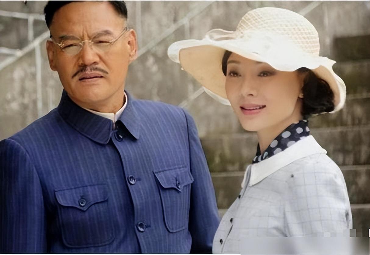 回顾演员巍子离婚后抱着儿子大哭如今儿子是他的骄傲