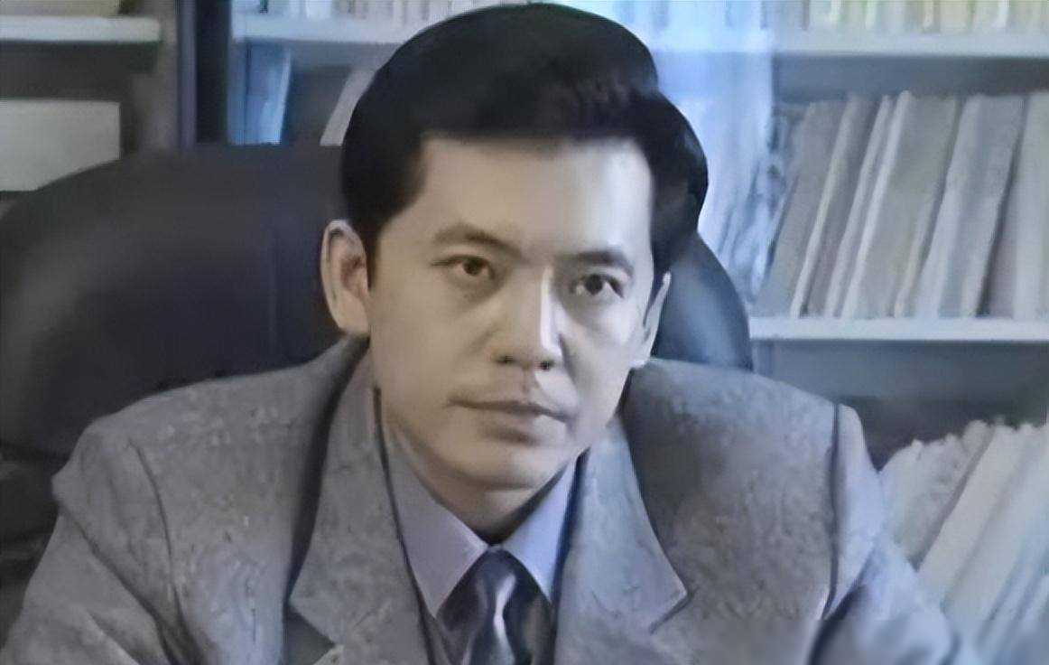 那时的何政军早已成为中戏的校园风云宋,吸引了无数女生的追逐.