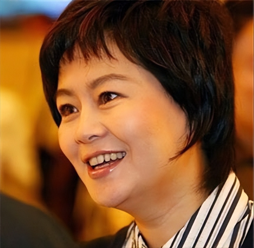 央视主持人鞠萍离异后44岁带儿子再嫁有苦有甜一切都值得