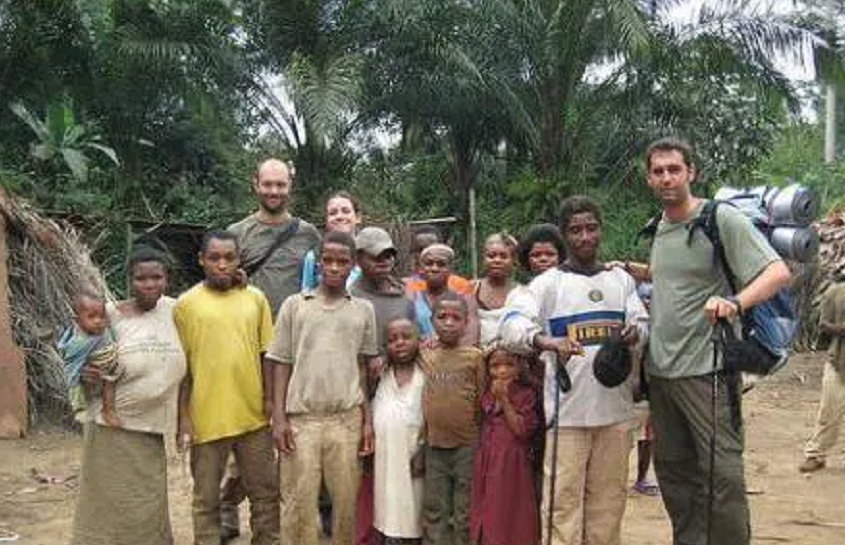 1865年非洲发现一矮人族成人身高13米8岁就发育成熟结婚生子