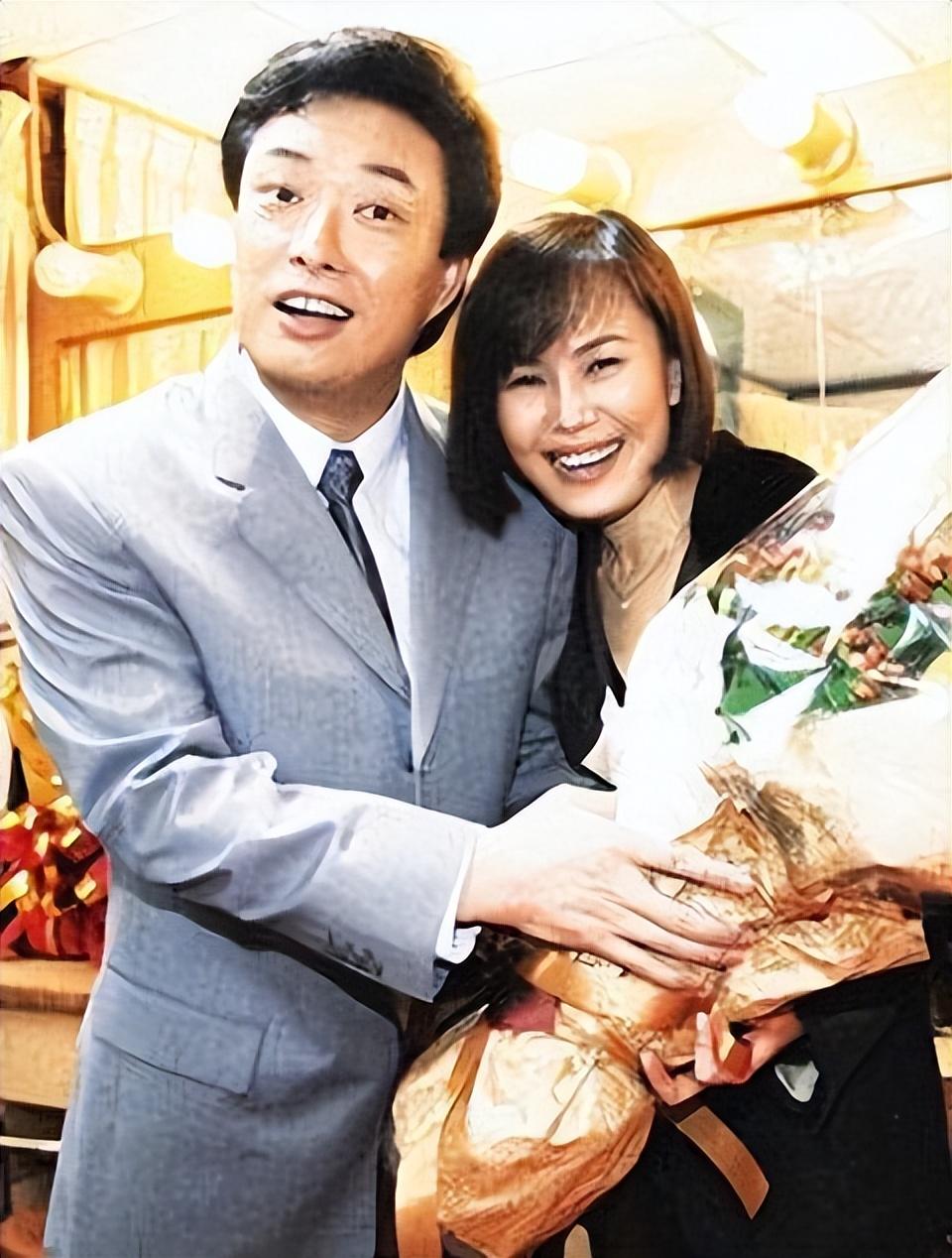 江蕙与费玉清同属上个世纪红极一时的歌手,两人从年轻时期就已相识,一