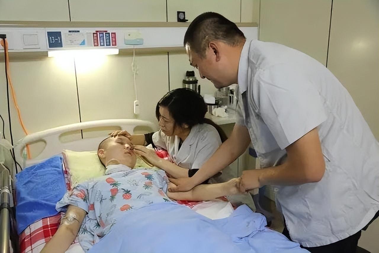 被判处有期徒刑两年,且需要赔付给张鹤潆一家五十四万元作为治疗费用