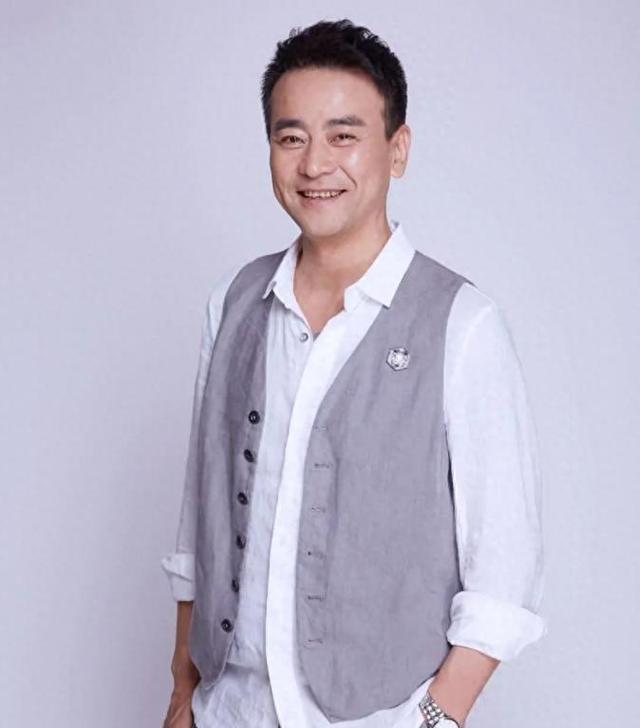 回顾演员罗钢娶小23岁郝蕾陪娇妻战胜遗传病48岁老来得子