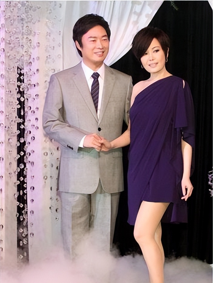 江蕙与费玉清同属上个世纪红极一时的歌手,两人从年轻时期就已相识,一