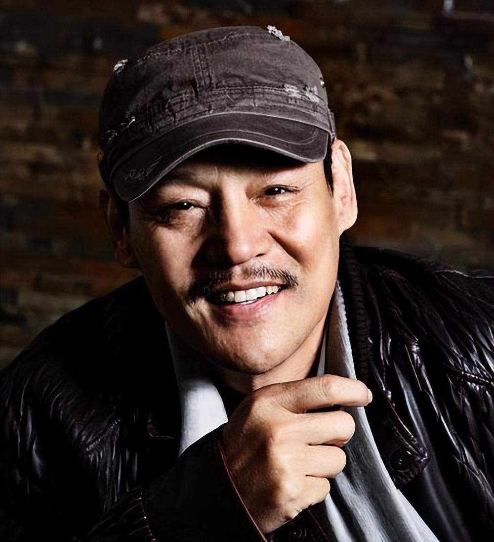 回顾演员巍子离婚后抱着儿子大哭如今儿子是他的骄傲