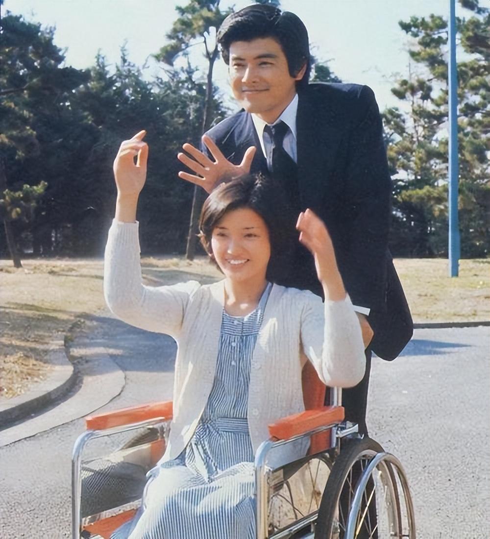 回顾71岁三浦友和头发花白依旧很帅两个儿子没有遗传他的高颜值