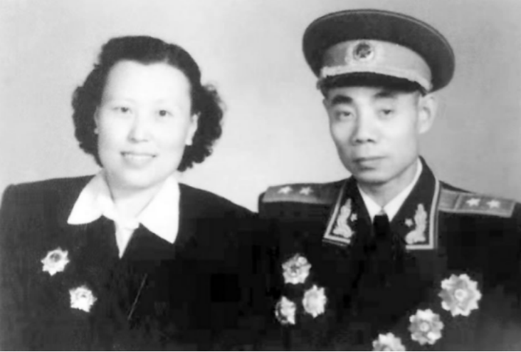 吴信泉将军和战友的合影休整的日子里,吴信泉的工作也没有那么忙碌了.