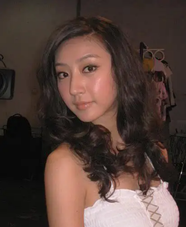 回顾唐一菲和凌潇肃结婚6年生下一儿一女她过得幸福吗