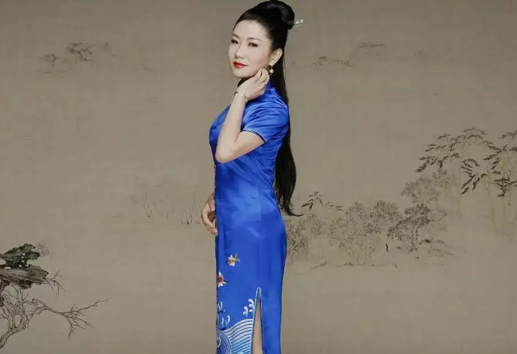 2019年一位成都女老板酒后发朋友圈送出2576件旗袍价值4百万