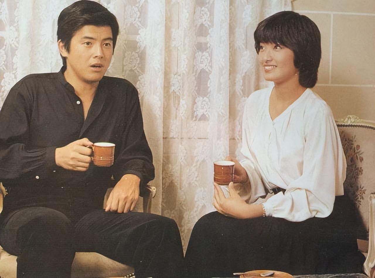 回顾71岁三浦友和头发花白依旧很帅两个儿子没有遗传他的高颜值