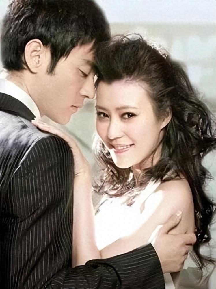 郝蕾被李光洁的人格魅力所吸引,直接"恋爱脑"上身,沉溺其中,无法自拔.