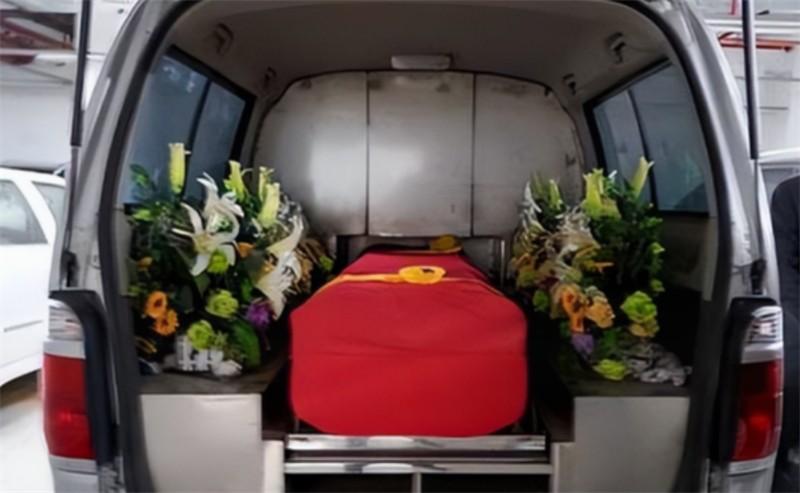 纪实灵车司机见人从不主动问好被亲友拉黑开车忌讳踩刹车