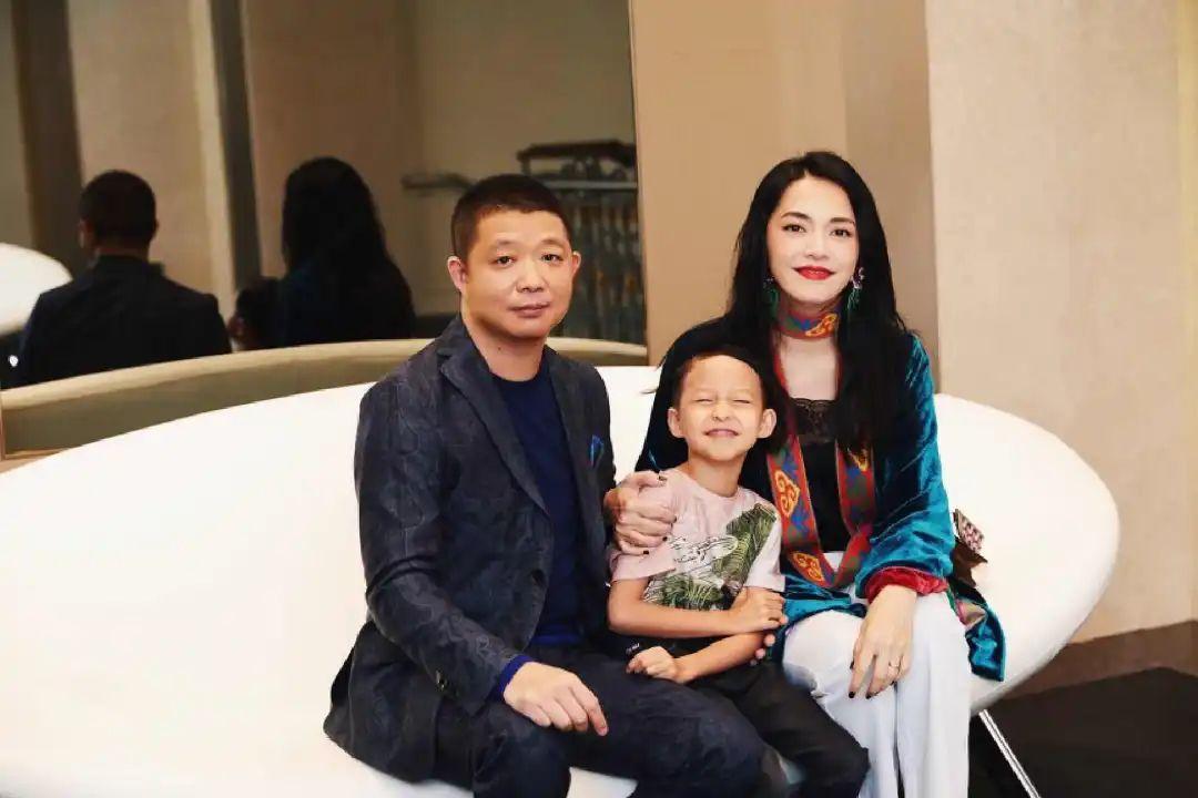 不过随后姚晨很快嫁给了摄影师曹郁,摆脱了这段"孽缘".