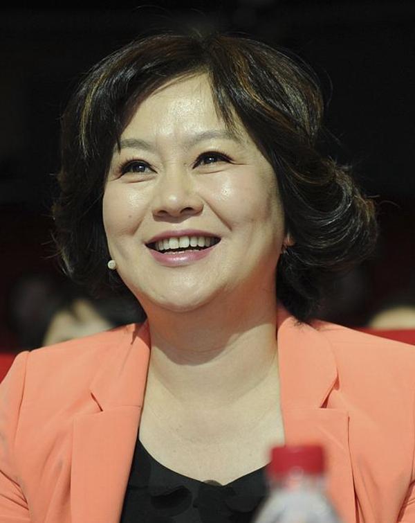 央视主持人鞠萍离异后44岁带儿子再嫁有苦有甜一切都值得