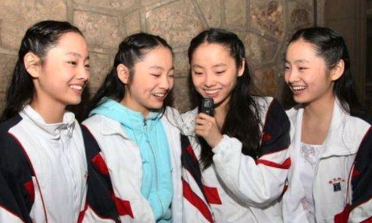 1999年女士生了四胞胎,6个大人手忙脚乱,最怕的事让人哭笑不得