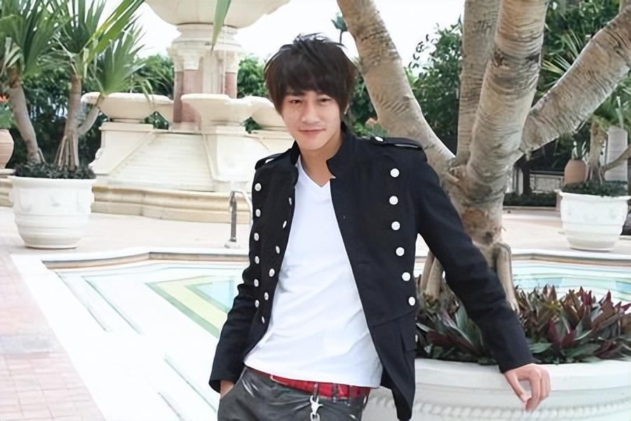 回顾演员何润东41岁迎娶柜姐恩爱多年无子也幸福