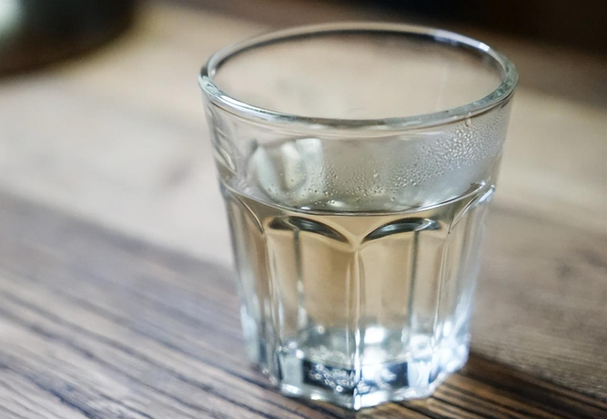 坚持早上空腹喝一杯白开水,对身体益处多