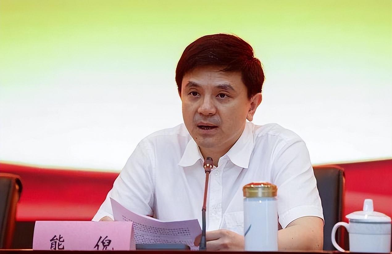 为何公交车超载数十人都没事,私家车多一人都不行?交警揭示原因