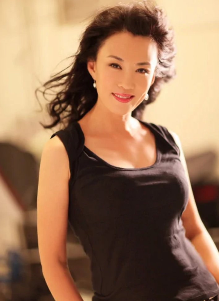 回顾马丽大学毕业后立马结婚和丈夫恩爱31年儿子是她的骄傲