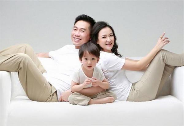袁鸣的老公据说是个美籍华人,经常去世界各地出差,他们在美国领证