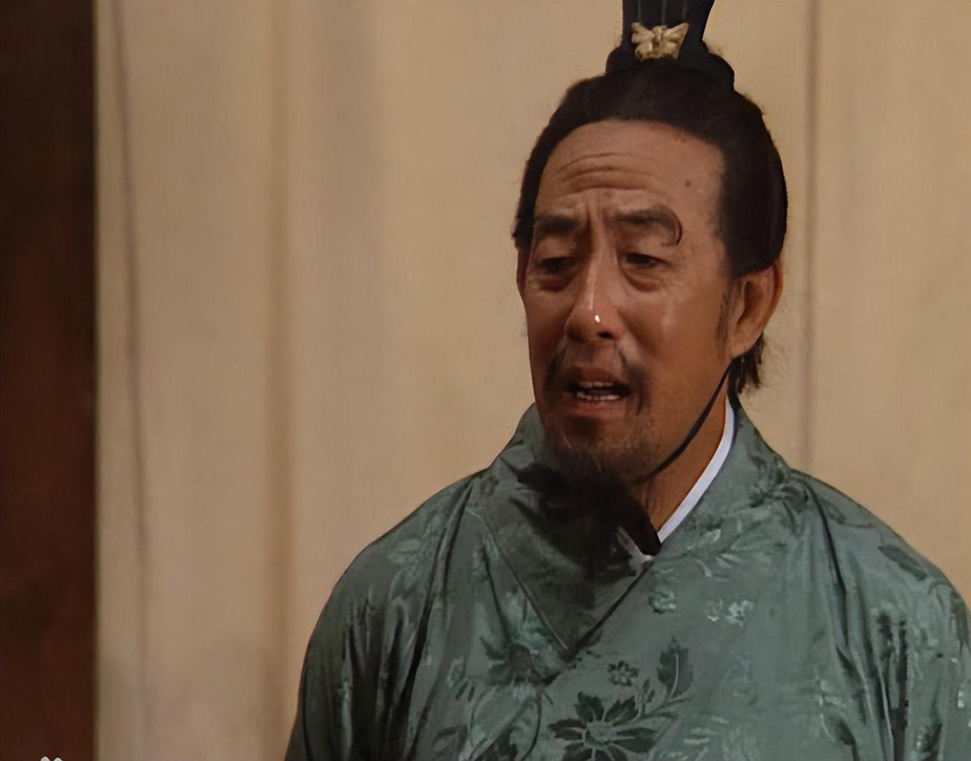 托塔天王李靖(王玉立饰)身披胄甲,手托宝塔,三个儿子金吒,木吒,哪吒各