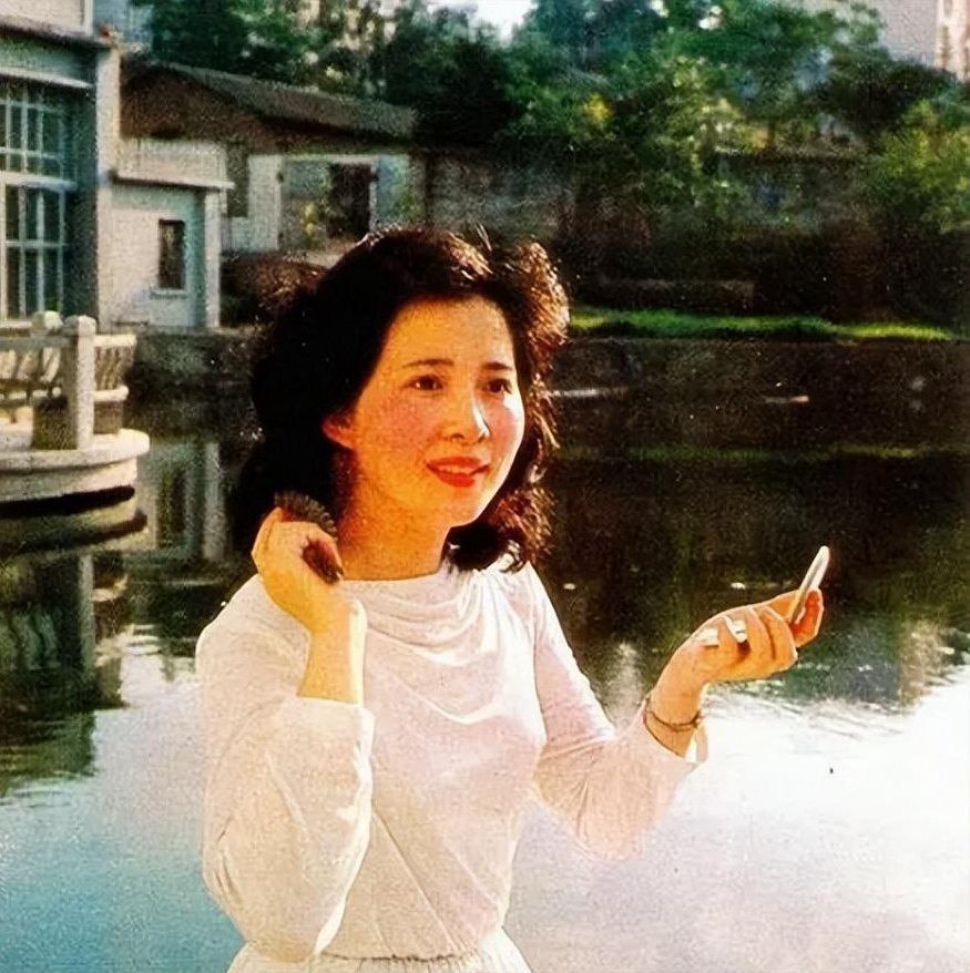 在工作上也有聊不完的共同话题,和张燕相处得非常愉快的古月,很快就和