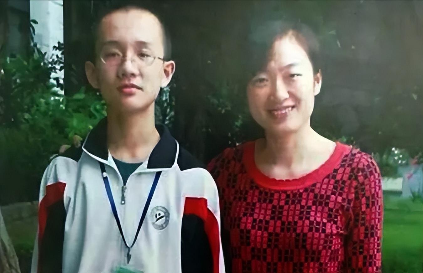 "曹原,我真是怕了你了!"只见班主任微皱眉头,佯装生气.