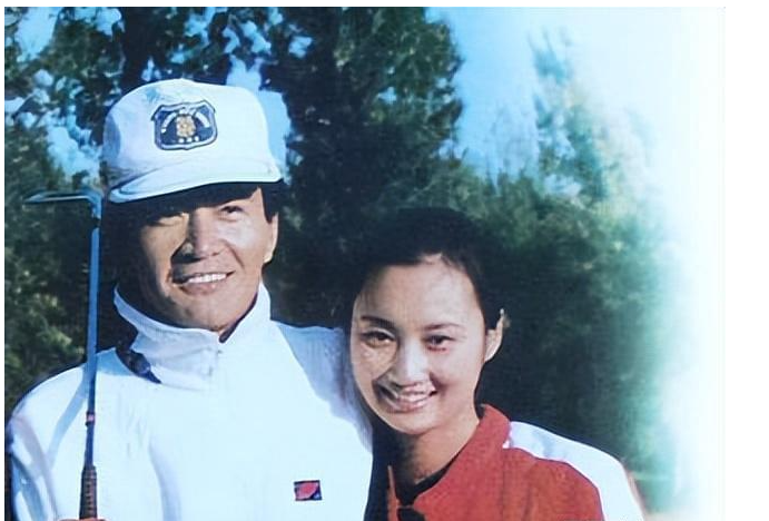 回顾周里京帅气阳刚三十年不敢忘亡妻成一生之痛